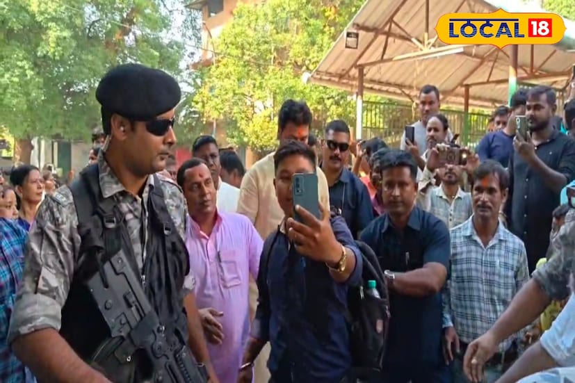 পুজো শেষে সাংবাদিকদের মুখোমুখি হয়ে তিনি বলেন, ছোটবেলা থেকে শুনে এসেছি বাংলা যা ভাবে, দেশ একদিন পর তা ভাবে। কিন্তু আজ আমরা পিছিয়ে পড়ছি। কেন এই অবনতি, তা খুঁজে বের করতেই হবে। বাংলা যেন আবার তার হারানো গৌরব ফিরে পায় সেই কামনাই করেছি শিবের কাছে।” 