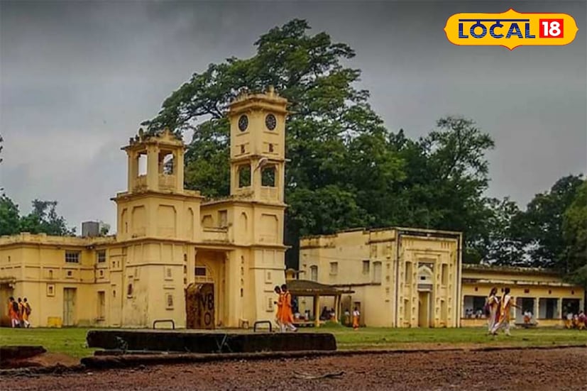 বীরভূম,সৌভিক রায়: বোলপুর শান্তিনিকেতনের মধ্যে রয়েছে বিশ্বভারতী বিশ্ববিদ্যালয়। তবে অনেকেই জানেন না ঠিক কবে এবং কেন শুরু হয়েছিল এই শিক্ষার সূচনা। কবিগুরু সর্বদা প্রথাগত শিক্ষা অপছন্দ ছিল। সেকারণেই ১৯০১ সালের ডিসেম্বরে বোলপুরের কাছে শান্তিনিকেতন আশ্রমে 