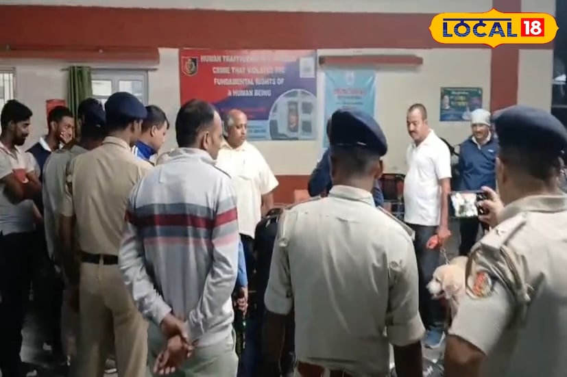 শিলিগুড়িকে বলা হয় ভারতের “চিকেন নেক” — যে সরু ভূখণ্ড দিয়ে উত্তর-পূর্ব ভারতের সাতটি রাজ্য মূল ভারতের সঙ্গে যুক্ত। দেশের নিরাপত্তার দিক থেকে এই অঞ্চল অত্যন্ত স্পর্শকাতর। ফলে দিল্লির বিস্ফোরণের পর প্রশাসন বিশেষ নজর রেখেছে এই করিডরের নিরাপত্তায়। ছবি ও তথ্য : ঋত্বিক ভট্টাচার্য