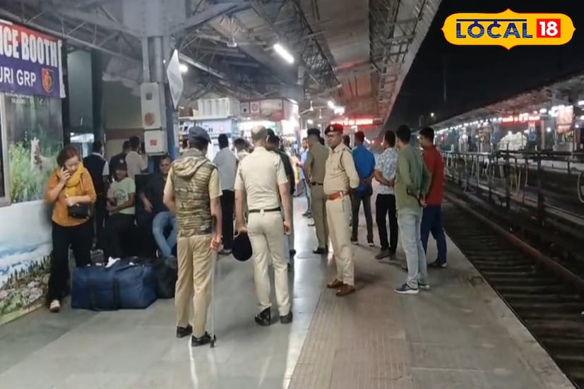 এই ঘটনার পরই দেশজুড়ে জারি হয়েছে হাই অ্যালার্ট। উত্তরবঙ্গের প্রবেশদ্বার শিলিগুড়িতে বাড়ানো হয়েছে নজরদারি। শহরের প্রতিটি প্রবেশপথ, বাস টার্মিনাস ও রেলস্টেশনে চলছে নাকা তল্লাশি। বিশেষ করে নিউ জলপাইগুড়ি স্টেশনে চলছে ব্যাগ, লাগেজ ও যাত্রী পরিচয়পত্রের কড়া পরীক্ষা। ছবি ও তথ্য : ঋত্বিক ভট্টাচার্য