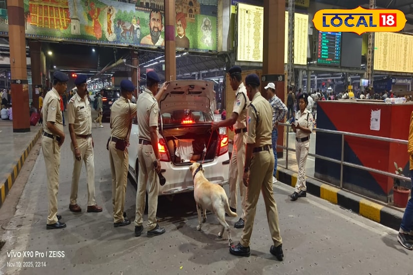 সোমবার সন্ধ্যায় বিস্ফোরণ ঘটতে দেশের গুরুত্বপূর্ণ স্থানে রেড এলার্ট। দিল্লি কলকাতা বোম্বের পাশাপাশি হাওড়া স্টেশন, রেল মিউজিয়াম, হাওড়া ব্রিজ এর মত গুরুত্বপূর্ণ স্থানে পুলিশি নজরদারি জোরদার করা হয়। শুরু হয়েছে না কা চেকিং। 