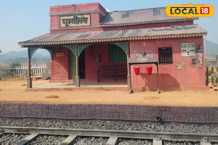 বীরভূম ও ঝাড়খণ্ড সীমান্তের নির্জন পাহাড়ি প্রান্তরে এবার সিনেমার আলো। ঝাড়খণ্ডের দুমকা জেলার মাসাঞ্জোর ড্যাম সংলগ্ন মুরজোড়া ও বাঁশকুলি গ্রামের নিকটে, সিঙ্গারী পাহাড়ের পাদদেশে তৈরি হয়েছে এক অভিনব সিনেমা সেট ‘ঘুমটিলা’ রেলস্টেশন। এই সেট ঘিরেই বর্তমানে চলছে কৌশিক গাঙ্গুলীর নতুন বাংলা ছায়াছবি “ওয়েটিং রুম”-এর শ্যুটিং। ছবি ও তথ্য: সুদীপ্ত গড়াই বীরভূম ও ঝাড়খণ্ড সীমান্তের নির্জন পাহাড়ি প্রান্তরে এবার সিনেমার আলো। ঝাড়খণ্ডের দুমকা জেলার মাসাঞ্জোর ড্যাম সংলগ্ন মুরজোড়া ও বাঁশকুলি গ্রামের নিকটে, সিঙ্গারী পাহাড়ের পাদদেশে তৈরি হয়েছে এক অভিনব সিনেমা সেট ‘ঘুমটিলা’ রেলস্টেশন। এই সেট ঘিরেই বর্তমানে চলছে কৌশিক গাঙ্গুলীর নতুন বাংলা ছায়াছবি “ওয়েটিং রুম”-এর শ্যুটিং। ছবি ও তথ্য: সুদীপ্ত গড়াই