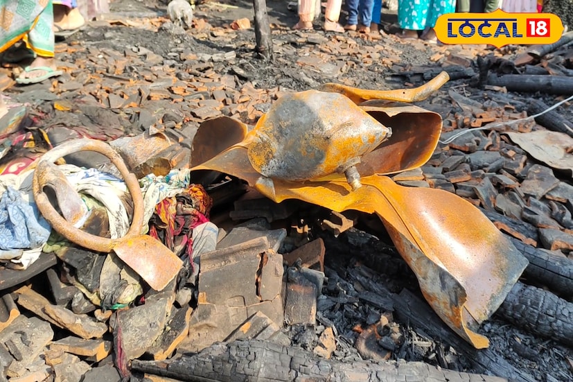 গ্যাস সিলিন্ডার বিস্ফোরণে কেঁপে উঠল মালদহের অমৃতি এলাকা। সিলিন্ডার বিস্ফোরণের জেরে ভয়াবহ অগ্নিকাণ্ডে ভস্মিভূত তিনটি বাড়ির সর্বস্ব। ক্ষয়ক্ষতি লক্ষাধিক টাকার আসবাবপত্র। (ছবি ও তথ্য: জিএম মোমিন)