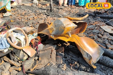 ঘুমের মধ্যেই সিলিন্ডার বিস্ফোরণ! ভস্মীভূত তিনটি বাড়ি, পড়ে ছাই গবাদি পশুরাও ঘুমের মধ্যেই সিলিন্ডার বিস্ফোরণ! ভস্মীভূত তিনটি বাড়ি, পড়ে ছাই গবাদি পশুরাও