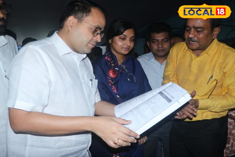 শিল্প টানতে নবাবের জেলা মুর্শিদাবাদে শিবির আয়োজিত হল। সেই শিবিরে হস্তশিল্পীদের কাজ তুলে ধরা হয়েছে। বিভিন্ন সরকারি প্রকল্পের মাধ্যমে আর্থিক সহায়তা সম্পর্কিত পরামর্শের পাশাপাশি কীভাবে এলাকার ক্ষুদ্র, ছোট ও মাঝারি শিল্পের সঙ্গে যুক্ত ব্যবসায়ীরা সরকারি সুযোগ সুবিধা পাবেন, সেই বিষয়ে পরামর্শ দেওয়া হচ্ছে।