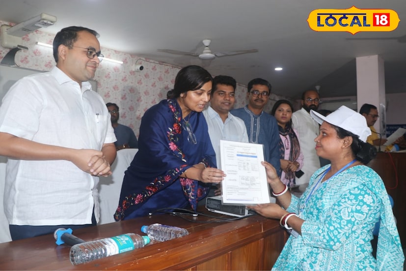 'শিল্পের সমাধানে' কর্মসূচির মূল লক্ষ্য হল, গ্রামীণ শহরে উদ্যোগীদের উন্নয়নের জন্য বিভিন্ন সরকারি পরিকল্পনা এবং উদ্যোগ সম্পর্কে মানুষের কাছে তথ্য পৌঁছে দেওয়া। যাতে আগামী দিনে কর্মসংস্থানের মতো সুযোগ সৃষ্টির জন্য হাতেকলমে সহায়তা প্রদান করা যেতে পারে। (ছবি ও তথ্যঃ কৌশিক অধিকারী)