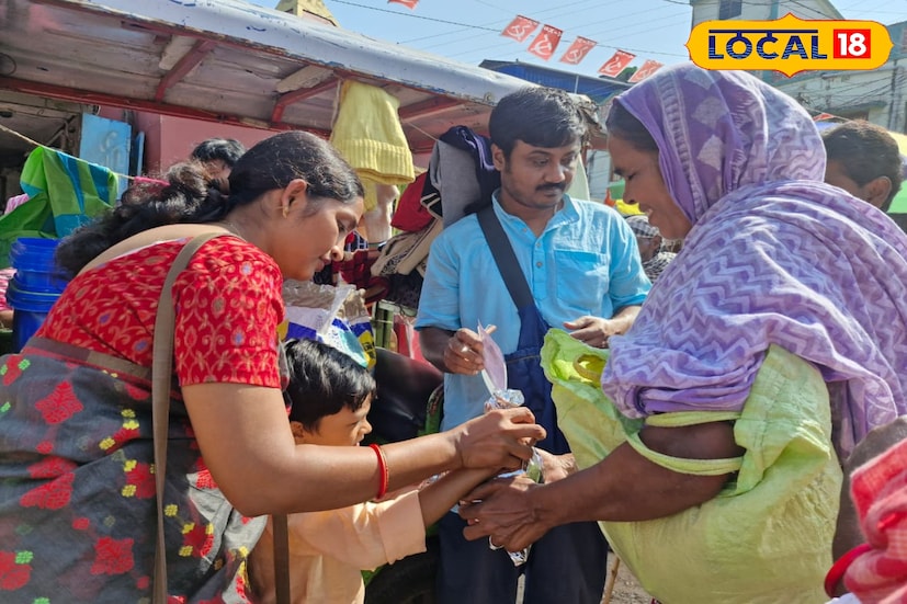 একটি টোটায় করে শীতের পোশাক নিয়ে বিভিন্ন জায়গায় যাচ্ছেন তারা। সেই টোটোর থেকে প্রয়োজন মত সামগ্রী নিতে পারবেন দুস্থ মানুষেরা। সারা শীতকাল জুড়ে মাঝে মাঝেই বর্ধমানের বিভিন্ন জায়গায় এই কর্মসূচি করা হবে বলে জানানো হয় সংস্থা পক্ষ থেকে।