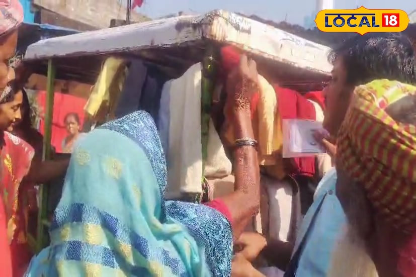 সংস্থার সম্পাদক প্রলয় মজুমদার বলেন, শীতে যাতে কোন প্রান্তিক মানুষ কষ্ট না পান সেই জন্যই বর্ধমান সদর প্যায়ারা নিউটেশন ওয়েলফেয়ার সোসাইটির পক্ষ থেকে এই বিনা পয়সার শপিং মলের উদ্যোগ নেওয়া হয়েছে। বর্ধমান শহরের বিভিন্ন এলাকায় দুঃস্থ মানুষদের কাছে পৌঁছে যাওয়ার চেষ্টা করব আমরা। (ছবি ও তথ্য: সায়নী সরকার)