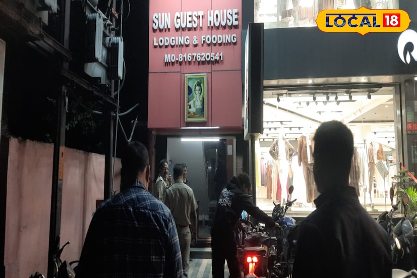 ভৌগোলিক দিক থেকে কাটোয়া শহর অত্যন্ত গুরুত্বপূর্ণ স্থানে অবস্থিত। পূর্ব বর্ধমান, বীরভূম, মুর্শিদাবাদ ও নদীয়া, এই চার জেলার সংযোগস্থলে থাকা শহরের পাশ দিয়ে বয়ে গিয়েছে ভাগীরথী নদী। নদী পেরোলেই নদীয়া জেলার সীমানা। পাশাপাশি বাদশাহী রোড, কীর্ণাহার রোড ও কাটোয়া রোড, এই তিনটি প্রধান সড়ক মিলিয়ে কাটোয়াকে ঘিরে রয়েছে এক বিস্তৃত যোগাযোগ ব্যবস্থা। বাদশাহী রোড ধরে নতুনহাটের অজয় সেতু পেরিয়ে পশ্চিমে বীরভূমের নানুর, পূর্বে বর্ধমানের কেতুগ্রাম থেকে কয়েক কিলোমিটার দূরে পড়ে কেতুগ্রামের ফুটিসাঁকো মোড়। তথ্য ও ছবি : বনোয়ারীলাল চৌধুরী