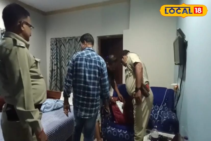 কাটোয়ার এসডিপিও কাশীনাথ মিস্ত্রী জানান, “আমরা প্রতিটি হোটেলেই তল্লাশি চালাচ্ছি। শহরে আসা ও থাকা প্রত্যেকের পরিচয় যাচাই করা হচ্ছে।” জানা গিয়েছে, কাটোয়া শহরে মোট ছয়টি হোটেল রয়েছে, যেখানে পর্যটকরা নিয়মিত আসেন ও থাকেন। সেই সব হোটেলে ঠিকঠাক রেজিস্টার রক্ষিত হচ্ছে কি না, সেটাও খতিয়ে দেখা হচ্ছে। একই সঙ্গে শহরে প্রবেশ করা বহু গাড়িতেও চলছে তল্লাশি।তথ্য ও ছবি : বনোয়ারীলাল চৌধুরী