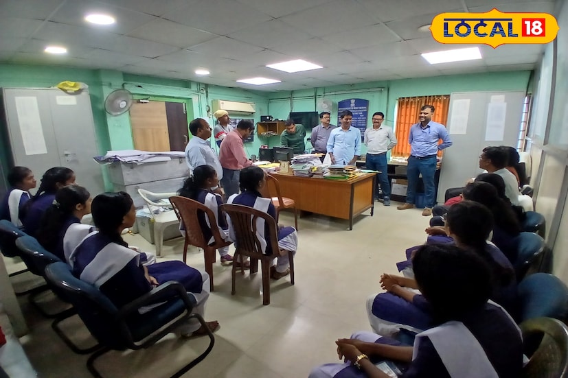 পরিবহণ দফতরের পর জেলা কন্যাশ্রী দফতর, অতিরিক্ত জেলাশাসকদের দফতর, জেলাশাসকের দফতর, মহিলা থানা প্রভৃতি ঘুরিয়ে দেখানো হয়। অতিরিক্ত জেলাশাসক (এডুকেশন) ছাত্রীদের জীবনের লক্ষ্য সম্পর্কে জিজ্ঞাসা করেন।