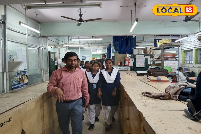 এদিন তাঁদের সবকিছু ঘুরিয়ে দেখানো হল। বর্ধমানের পরিবহণ দফতরে কন্যাশ্রীর এই ছাত্রীদের গাড়ি চালানোর নিয়ম কানুন সহ বিভিন্ন বিষয়ে জানান জেলা পরিবহণ আধিকারিক লিপন তালুকদার।