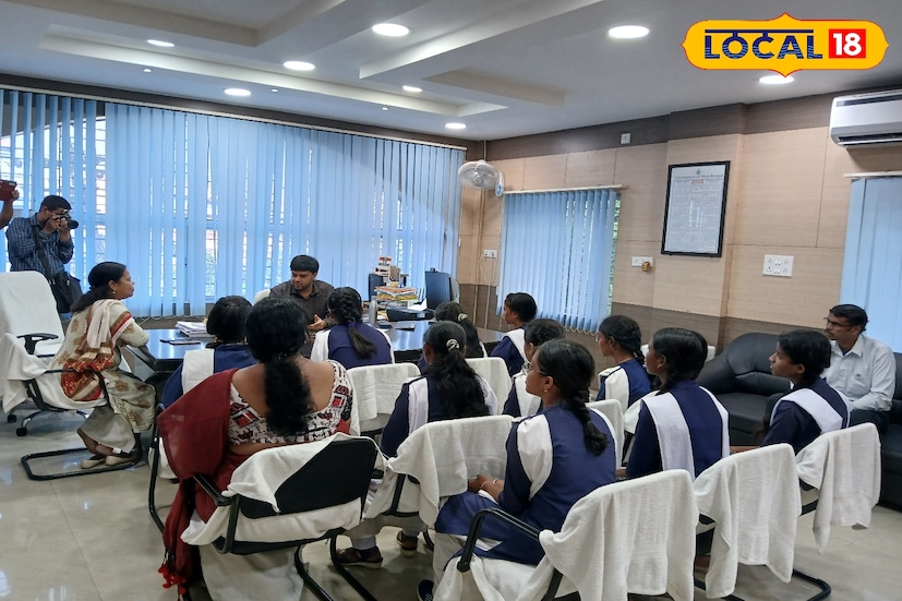 এদিন জেলাশাসক দীর্ঘক্ষণ এই ছাত্রীদের সঙ্গে কথা বলেন। জেলাশাসকের ভূমিকা কী, তাঁকে কী কী কাজ করতে হয়, সেই বিষয়ে ছাত্রীদের কাছ থেকে জানতে চান তিনি। বিক্ষিপ্তভাবে ছাত্রীরা উত্তর দেন। এরপর জেলাশাসক নিজের কাজ সম্পর্কে তাঁদের অতি সংক্ষিপ্ত ধারণা দেন। ছাত্রছাত্রীদের জন্য চালু রাজ্য সরকারের বিভিন্ন রকম প্রকল্প সম্পর্কে জানান।