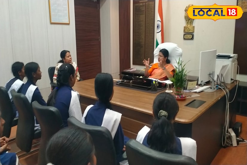 জেলা প্রশাসনের দফতরে হঠাৎ হাজির স্কুল পড়ুয়ারা। তাঁরা খতিয়ে দেখল বিভিন্ন কাজকর্ম। পুলিশ ও প্রশাসনের কাজকর্ম কীভাবে চলে, সেটাই ভাল করে দেখল পূর্ব বর্ধমানের ৩টি স্কুলের কন্যাশ্রী ক্লাবের মোট ১০ জন অষ্টম ও নবম শ্রেণির ছাত্রীরা। (ছবি ও তথ্যঃ সায়নী সরকার)