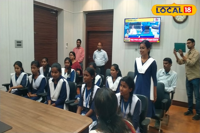 এদিন তিনি ছাত্রীদের জীবনের লক্ষ্য স্থির করার পরামর্শ দেন। জীবনে কী হতে চায় সেই সম্পর্কে একটি স্বচ্ছ ধারণা তৈরি করা এবং সেই লক্ষ্যে স্থির থেকে এগিয়ে চলার উপদেশ দেন। এর পাশাপাশি এলাকায় নাবালিকা বিয়ে রোধ করা সহ এলাকার যেকোনও সমস্যা এবং কোনও বিষয় সম্পর্কে অভিযোগ থাকলে সরাসরি তা বিডিও এবং জেলাশাসকের কাছে জানানোর জন্য ছাত্রীদের বলেন জেলাশাসক।