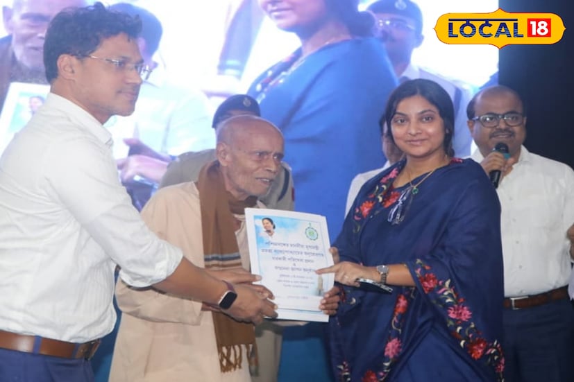 মুর্শিদাবাদ জেলার জ্বলন্ত সমস্যা হল ভাঙন। এবার ভাঙনে ক্ষতিগ্রস্ত জেলার ১১০০ পরিবারের হাতে আর্থিক সহায়তা তুলে দিল সরকার। বাংলার বাড়ি প্রকল্পে আর্থিক সহায়তা দেওয়া হল। (ছবি ও তথ্যঃ তন্ময় মন্ডল) মুর্শিদাবাদ জেলার জ্বলন্ত সমস্যা হল ভাঙন। এবার ভাঙনে ক্ষতিগ্রস্ত জেলার ১১০০ পরিবারের হাতে আর্থিক সহায়তা তুলে দিল সরকার। বাংলার বাড়ি প্রকল্পে আর্থিক সহায়তা দেওয়া হল। (ছবি ও তথ্যঃ তন্ময় মন্ডল)