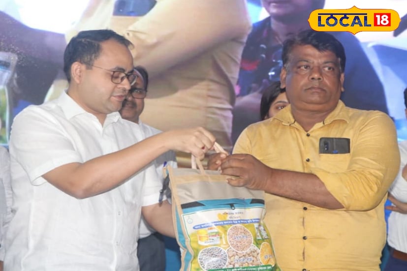 মুর্শিদাবাদ জেলার ভাঙনে ক্ষতিগ্রস্ত ১১০০ পরিবারকে আর্থিক সহায়তা দেওয়া হল। যেসব বাড়ি সম্পূর্ণ ক্ষতিগ্রস্ত হয়েছে, সেইসব বাড়ির জন্য এই মুহূর্তে ৬০,০০০ টাকা দেওয়া হয়েছে। এটা প্রথম কিস্তি। পরে দ্বিতীয় কিস্তির টাকা দেওয়া হবে। মোট ১ লক্ষ ২০ হাজার টাকা দেওয়া হবে। এছাড়া যেসব বাড়ি আংশিক ক্ষতিগ্রস্ত, সেই বাড়ির জন্য ৭০ হাজার টাকা দেওয়া হবে। এর অর্ধেক টাকা এদিন দেওয়া হয়েছে।