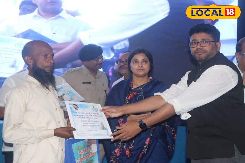 মুর্শিদাবাদ জেলার বিধায়ক থেকে সাংসদ সকলেই জানিয়েছেন, মুর্শিদাবাদের এক পাড়ে প্লাবন, অন্য পাড়ে ভাঙন। মুর্শিদাবাদের ভাঙনে, প্লাবনে ক্ষতিগ্রস্ত মানুষ ক্ষতিপূরণের টাকা পাচ্ছে এটাই গর্বের। তিনি বলেছেন, “মুখ্যমন্ত্রী বন্যা এবং ভাঙনে ক্ষতিগ্রস্ত মানুষের পাশে দাঁড়িয়েছেন। আমরা এর জন্য কৃতজ্ঞতা জানাই। (ছবি ও তথ্যঃ তন্ময় মন্ডল)