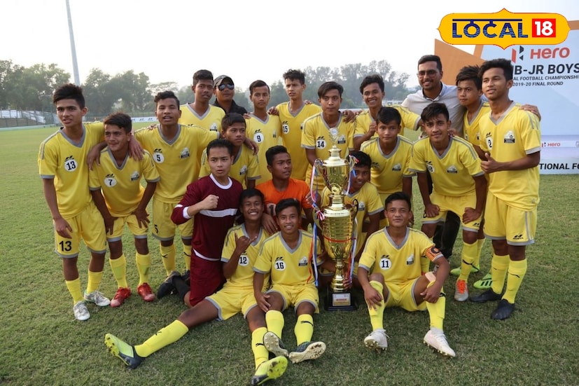 বীর সিধু নগরের বাসিন্দা দিশম সম্প্রতি সুযোগ পেয়েছে এআইএফএফ-ফিফা ফুটবল অ্যাকাডেমিতে। যা যে কোনও তরুণ ফুটবলারের জন্য বিশাল সম্মানের বিষয়। পাঁচ ফুট সাত ইঞ্চি উচ্চতার এই স্ট্রাইকার গত মরশুমে বেঙ্গল ফুটবল অ্যাকাডেমির হয়ে অনূর্ধ্ব-১৫ আই লিগে ১০ ম্যাচে ৭ গোল করে নজর কাড়ে। তখন তার বয়স ছিল মাত্র ১৩ বছর।