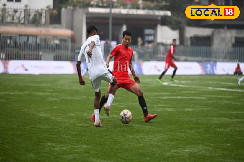 জাতীয় দলে যখন স্থানীয় ফুটবলারের উপস্থিতি দুর্লভ, তখন দিশম রাজ হাঁসদার সাফল্য যেন নতুন করে আশার সঞ্চার করছে বাংলার ফুটবলে। যদি এই কিশোর তার প্রতিভা ধরে রাখতে পারে, তাহলে একদিন হয়তো আবার ভারতীয় ফুটবলের স্ট্রাইক লাইন উজ্জ্বল হবে এক বাঙালি নামেই। (তথ্য: মৈনাক দেবনাথ) 