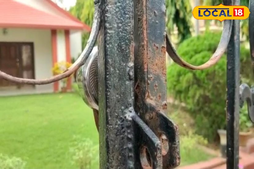 *সময়টা নেহাতই কম না, প্রায় সাড়ে তিন বছর পর আবার খুলতে পারে 'অপা' বাড়ির জং ধরা লোহার গেট আর গেটে আটকে থাকা তালা। প্রসঙ্গত, ২০২২ সালের জুলাই মাসে নিয়োগ দুর্নীতি মামলায় গ্রেফতার করা হয় পার্থ চট্টোপাধ্যায়কে। তারপর থেকে একাধিকবার সংবাদের শিরোনামে আসে এই বাড়িটি। একরকম নিস্তব্ধতায় ঢেকে গিয়েছিল বাড়িটি, অতিথি শূন্য। বাড়ির দেখভালের জন্য এতদিন শুধু ছিলেন বাড়ির পরিচারকেরাও। তাঁদের জোটেনি পারিশ্রমিক। তারপরেও তাঁরা বাড়িটি আগলে রেখেছিলেন।