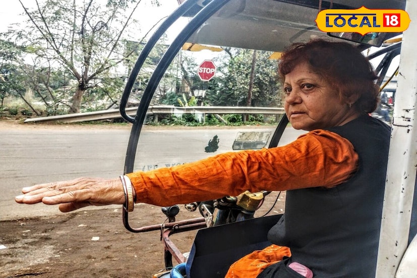 ছেলেকে পড়ানোর জন্য, ধরেছিলেন টোটোর হ্যান্ডেল, জেলা পরিষদের অফিস থেকে আজ ৫৮বছর বয়সি সুচিত্রা। তিনি জানান, 