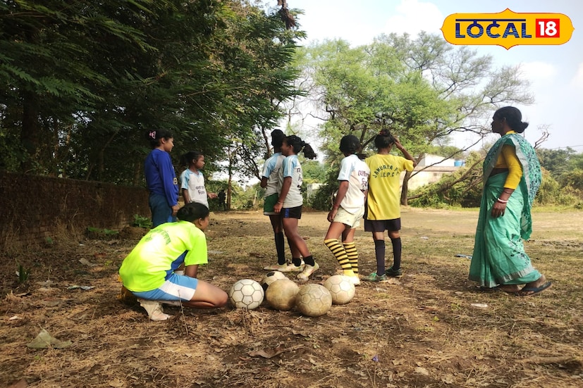 ফুটবলার হওয়ার স্বপ্ন ছিল। কিন্তু মেয়ে হয়ে ফুটবল খেলাটা হয়ে ওঠেনি। অধরা থেকে যায় ফুটবল খেলার স্বপ্ন। তবে এবার নিজের মেয়ে-সহ এলাকার অন্য আদিবাসী মেয়েদের ফুটবলের কোচিং দিয়ে মেয়েদের ফুটবলকে এগিয়ে নিয়ে যাচ্ছেন বাঁকুড়ার ছাতনার দুমদুমির ভারতী মুদি। তাঁর প্রশিক্ষণ শিবির থেকে এখন বাঁকুড়ার মেয়েরা রাজ্যস্তর থেকে যাচ্ছে জাতীয় স্তরেও খেলতে। কোনও পারিশ্রমিক ছাড়াই ২০০৯ সালে শুরু হয় ভারতী মুদির ফুটবল প্রশিক্ষণ শিবির।