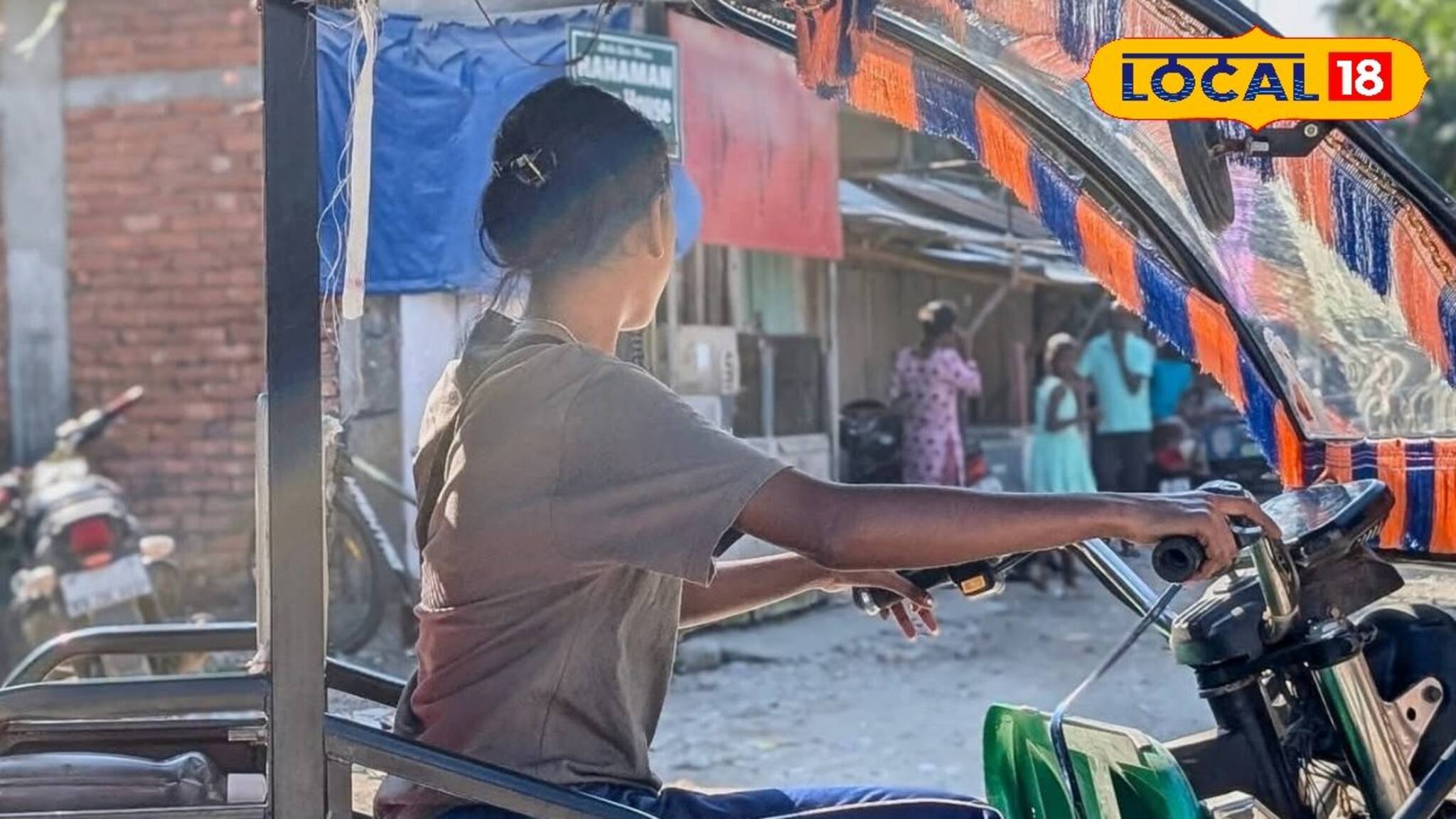 'হাই গাইস, ম্যায় টোটো চালাতি হুঁ...!' চা বাগানের সাহসী মেয়ে তৃষার এভাবেই দিন শুরু