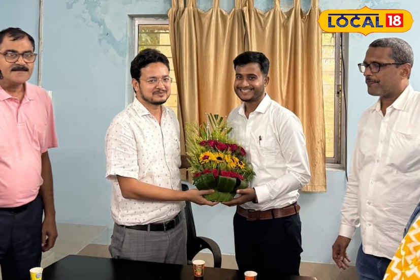 সম্প্রতি কলকাতার বেলেঘাটা সেলস ট্যাক্স অফিসে GOVERNMENT OF WEST BENGAL, DIRECTORATE OF COMMERCIAL TAXES & STATE GST এর অধীনে অ্যাসিস্ট্যান্ট কমিশনার হিসেবে দায়িত্বভার গ্রহণ করেছেন সন্তু। দায়িত্ব নেওয়ার পরই বীরভূম জুড়ে গর্ব ও আনন্দের ঢেউ। ছবি ও তথ্য: সুদীপ্ত গড়াই 