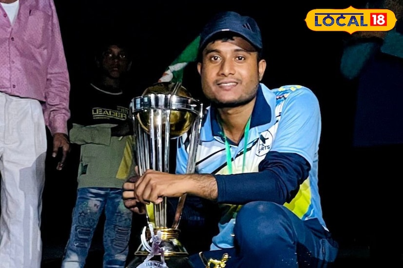 ২০১৪ সালে ব্লকস্তরে মাধ্যমিকে তৃতীয় হওয়ায় স্থানীয় প্রশাসনের পক্ষ থেকে সংবর্ধিত হন সন্তু। সেই সংবর্ধনা মঞ্চেই দেখা হয় তৎকালীন জেলার ডিএসপি পার্থ ঘোষের সঙ্গে। তিনিই প্রথম সন্তুকে ডব্লুবিসিএস পরীক্ষার বিষয়ে জানান এবং অনুপ্রেরণা দেন। সেদিনের সেই পরামর্শই বদলে দেয় সন্তুর জীবনের গতিপথ। এরপর থেকেই লক্ষ্য স্থির ডব্লুবিসিএস অফিসার হওয়া। দীর্ঘ এক দশকের সংগ্রাম, আর্থিক সঙ্কট ও পরিশ্রমের পর অবশেষে সাফল্যের মুখ দেখলেন তিনি। ছবি ও তথ্য: সুদীপ্ত গড়াই 