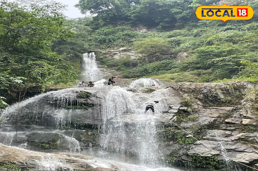 *দার্জিলিং, ঋত্বিক ভট্টাচার্য: উত্তরবঙ্গের নতুন পর্যটন মানচিত্রে ধীরে ধীরে জায়গা করে নিচ্ছে কালিম্পং জেলার পেমলিং। ‘রিপলিং ওয়াটার ফলস’কে ঘিরে এখন পর্যটকদের আগ্রহ তুঙ্গে। পাহাড়ি ঝর্নার জলে দড়ি বেঁধে উপরে ওঠা—এই রোমাঞ্চকর অভিজ্ঞতাই মূল আকর্ষণ ‘রিপলিং’। স্থানীয়দের ভাষায় এটি এখন কালিম্পংয়ের সবচেয়ে জনপ্রিয় রোমাঞ্চ পর্যটন কেন্দ্রগুলির মধ্যে একটি।