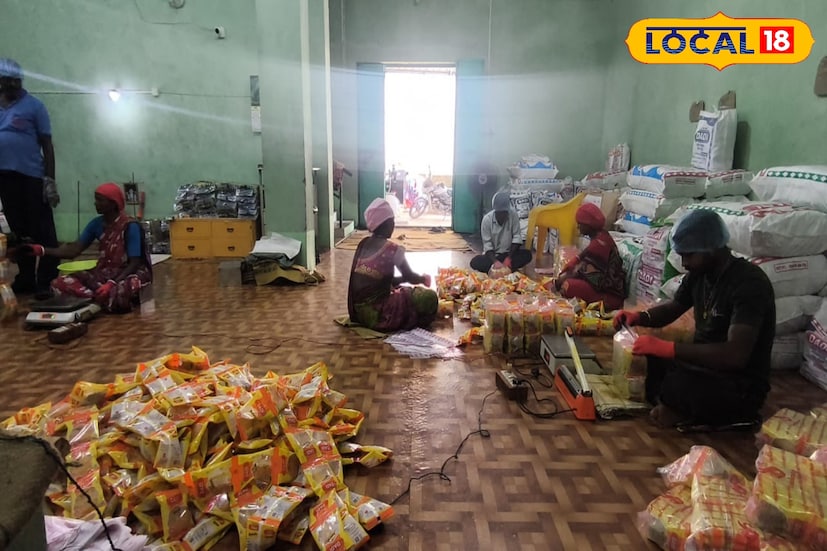 মশলা হল বাঙালি খাবারের একটি মূল উপাদান। সেই মশলাই যদি ভেজাল হয় তাহলে হতে পারে শরীরের ক্ষতি। সেই কারণেই রাঢ় বাংলায় জল রয়েছে খাঁটি জৈব মশলার। এই মশলার জনপ্রিয় বাঁকুড়া, পুরুলিয়া, মেদিনীপুর এবং ঝাড়গ্রামে। দামও খুবই কম। (ছবি ও তথ্য: নীলাঞ্জন বন্দ্যোপাধ্যায়)