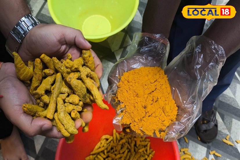 খাঁটি মশলায় ঠিক কতটা রং থাকে? জানেন কী রাঢ় বাংলার এই মশলা কীভাবে তৈরি হয়? ৩৫ বছরের অভিজ্ঞতা নিয়ে, চলছে গুঁড়ো মশলা তৈরির এক বিশাল কারখানা। এই মশলা বাঁকুড়া এবং পুরুলিয়ায় অত্যন্ত জনপ্রিয়। বাঁকুড়া, পুরুলিয়ার আর্থসামাজিক পরিস্থিতির কথা ভেবে ৫০,১০০ গ্রামের, ছোট পাউচে পাঁচ টাকায় বিক্রি হয় এই মশলা।