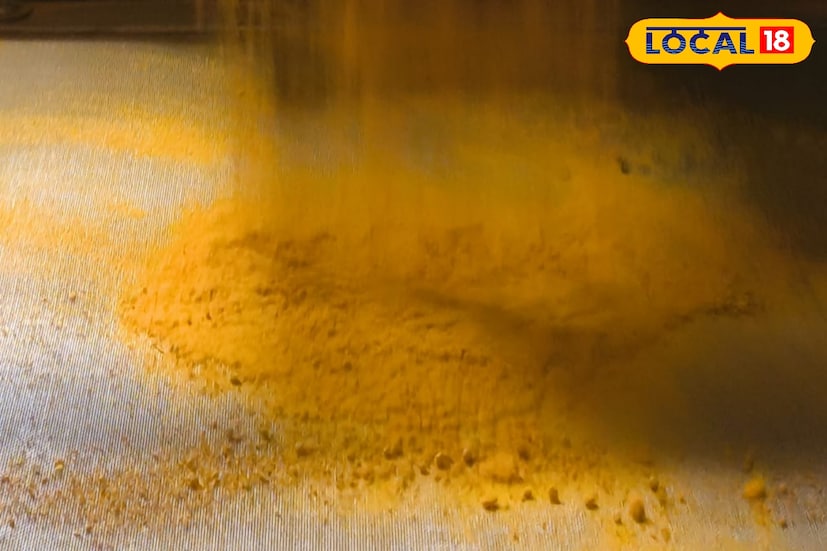 ভাল খাবারের সবচেয়ে গুরুত্বপূর্ণ বিষয় হল ভাল মশলা এবং যারা মশলা প্রস্তুতকারক তারা মনে করছেন যে মশলার রং কম হবে সেই মশলা সবচেয়ে ভাল। বাঁকুড়াতে রয়েছে এমনই মশলা প্রস্তুতকারি সংস্থা। যারা দীর্ঘ ২৫ বছরের অভিজ্ঞতা কাজে লাগিয়ে তৈরি করছে অর্গানিক মশলা। (ছবি ও তথ্য: নীলাঞ্জন বন্দ্যোপাধ্যায়)