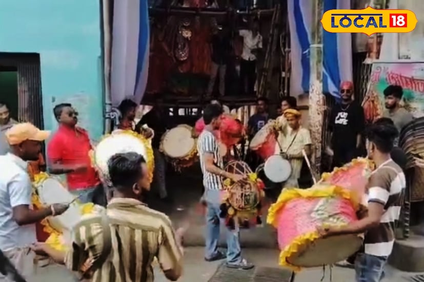 প্রত্যেকটি ক্লাবের মধ্যেই দেখা যায় তাসা বাজনায় শ্রেষ্ঠত্বের প্রতিযোগিতা। কোনও ক্লাব ৩৫ হাজার, আবার কেউ ৫০ হাজার বা তারও বেশি টাকা খরচ করে নিয়ে আসে নামকরা তাসা দল। একের পর এক তাসার ঢোকা নিয়ে যেন শহরজুড়ে উৎসবের আগুন আরও জ্বলে ওঠে। ঢোল, তাসা, ডঙ্কার শব্দে মুখরিত হয়ে ওঠে গোটা কাটোয়া।তথ্য ও ছবি : বনোয়ারীলাল চৌধুরী