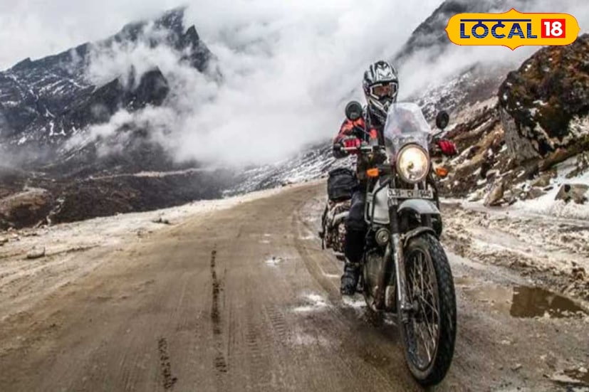 NJP স্টেশনের সামনে এখন সহজেই দেখা মেলে অনেক রেন্টাল সার্ভিসের। ‘NJP Bike & Scooty Rental’ এবং ‘Rent2Rider’ পর্যটকদের কাছে সবচেয়ে পরিচিত। মাত্র ₹৬৯৯ থেকে স্কুটি, আর ₹৯৯৯ থেকে ১৫০–৩৫০ সিসির বাইক মিলছে সহজ ডকুমেন্টেশনেই। লাগছে শুধু ড্রাইভিং লাইসেন্স, একটি পরিচয়পত্র এবং নিরাপত্তা জামানত। রেন্টাল সংস্থাগুলি জানায়, নতুন পর্যটকরা বাইকেই পাহাড়ে উঠতে চাওয়ায় আগের তুলনায় তাদের ব্যবসা অনেক বেড়েছে। ছবি ও তথ্য : ঋত্বিক ভট্টাচার্য