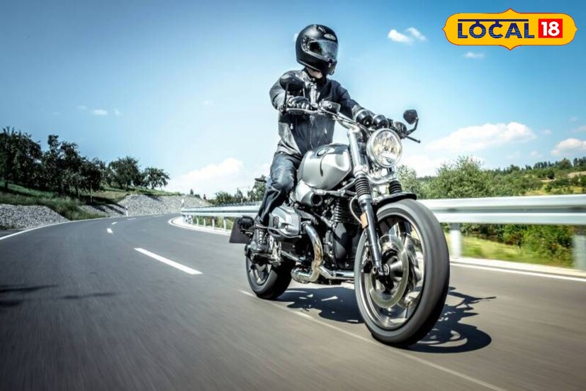 শিলিগুড়ি, ঋত্বিক ভট্টাচার্য : কলকাতা বা দেশের যেকোনো জায়গা থেকে নিউ জলপাইগুড়ি (NJP) স্টেশনে নামলেই এখন আর পর্যটকদের প্রথম ভাবনা থাকে না— “গাড়ি কোথায় পাব?” কারণ নতুন ভ্রমণপ্রেমীদের নতুন ট্রেন্ড হচ্ছে, স্টেশন থেকেই বাইক বা স্কুটি ভাড়া করে সরাসরি পাহাড় চড়ে যাওয়া। এই প্রবণতা দ্রুত জনপ্রিয় হয়ে উঠছে শিলিগুড়ি শহরে। বিভিন্ন রেন্টাল সার্ভিস বলছে, গত এক বছরে বিশেষ করে দার্জিলিং–কালিম্পং রুটে দুই-চাকার বুকিং বেড়েছে প্রায় দ্বিগুণ।