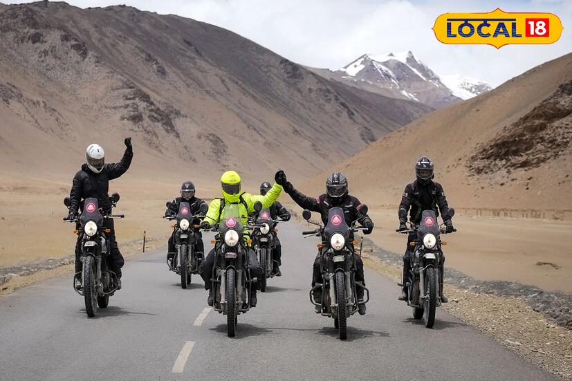 রেন্টাল সার্ভিসগুলো বলছে, এনজেপিতে বাইক-স্কুটি রেন্টালের সুবিধা পর্যটনকে আরও “ফ্রি-মুভিং” করে দিয়েছে। আগে যেখানে শুধুমাত্র গাড়ি বুকিংয়ের ওপর নির্ভর করতে হতো, এখন দুই-চাকার স্বাধীনতায় ভ্রমণ অনেকটা সহজ, দ্রুত এবং খরচবাঁচানো হয়েছে। ফলে শিলিগুড়ি ও দার্জিলিংয়ের পর্যটনে নতুন অধ্যায় লিখছে এই দুই-চাকার ট্রাভেল ট্রেন্ড। ছবি ও তথ্য : ঋত্বিক ভট্টাচার্য