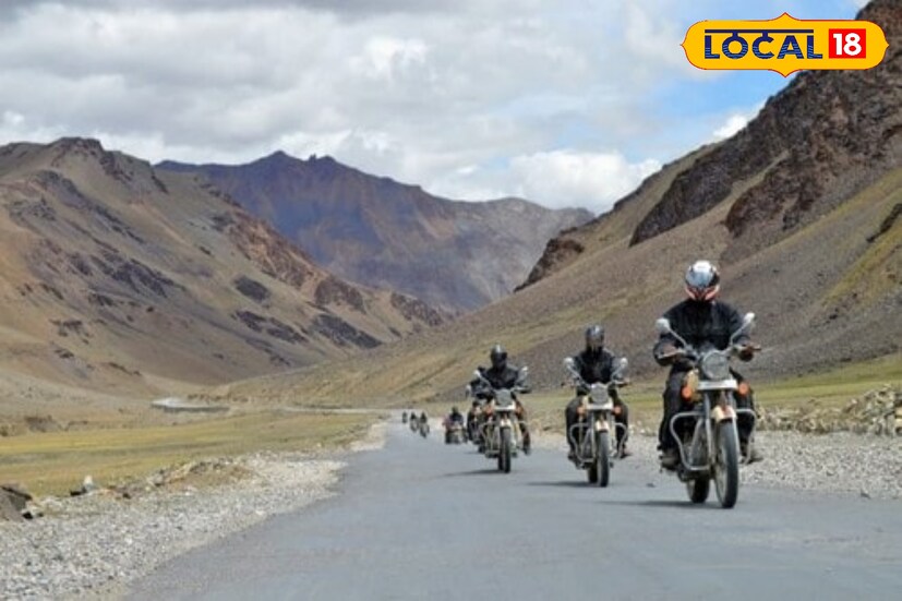 পর্যটক দেবাশিস চক্রবর্তী জানান, “গাড়ির ভাড়া অনেক সময় বেশি হয়। আবার পাহাড়ি রাস্তায় বাইক চালানোর মজা অন্যরকম। তাই এনজেপিতে নেমেই স্কুটি নিয়ে বেরিয়ে যাই দার্জিলিংয়ের দিকে।” শুধু তরুণ নয়, এখন পরিবার নিয়ে অনেকেই দার্জিলিং–মীরিক–লেপচাজগৎ ছোট রুটগুলো বাইকে করে চটপট ঘুরে নিচ্ছেন। ছবি ও তথ্য : ঋত্বিক ভট্টাচার্য