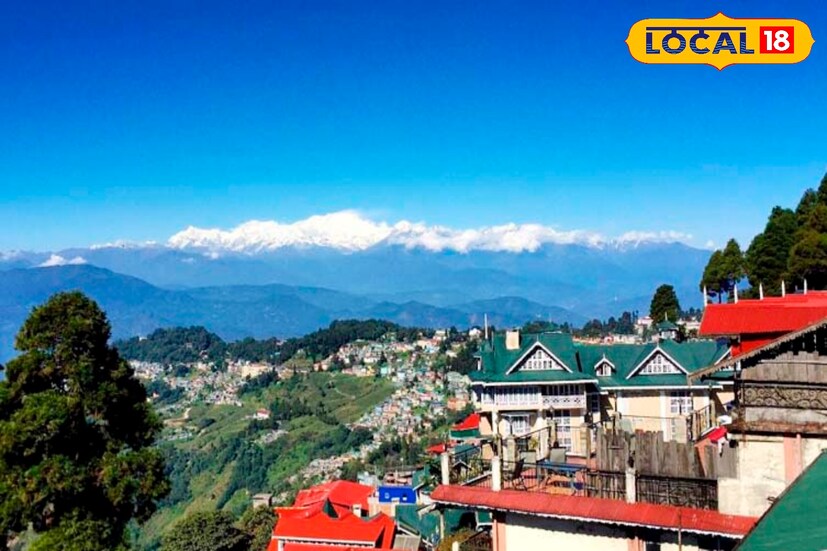 থাকার জায়গা নিয়েও দুশ্চিন্তা কম। ম্যাল রোডের আশেপাশে অনেক মাঝারি বাজেটের হোটেল ও হোমস্টে রয়েছে যেখানে ₹৮০০ থেকে ₹১৫০০ মধ্যে রাত কাটানো যায়। আর খাবারের ক্ষেত্রে দার্জিলিংয়ের নিজস্ব স্বাদ— স্টিমড মোমো, থুকপা, নেপালি থালি, দার্জিলিং চা— ভ্রমণকারীদের প্রথম পছন্দ। সন্ধ্যায় ম্যালের ক্যাফেগুলোতেও ভিড় চোখে পড়ার মতো। ছবি ও তথ্য : ঋত্বিক ভট্টাচার্য