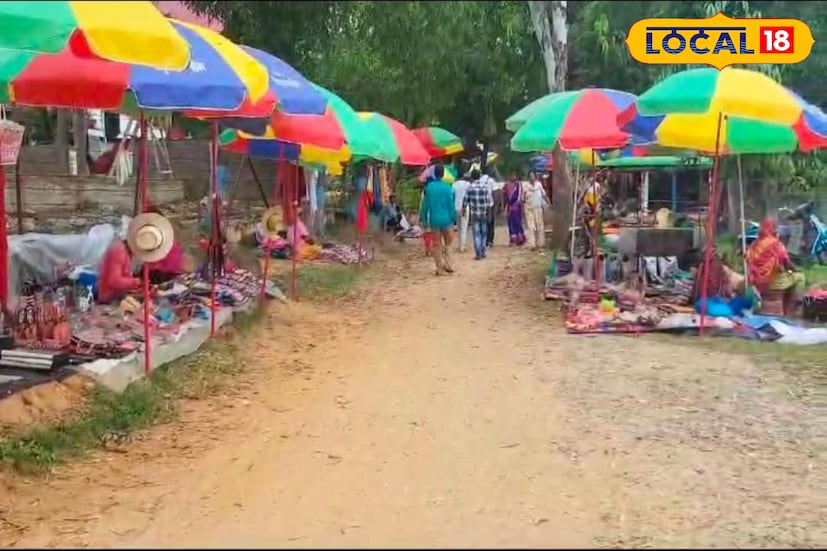 তবে এর মাঝে নতুন আশার আলো জ্বেলেছে শান্তিনিকেতনের নতুন উদ্যোগ “শান্তিনিকেতন ই-হাট”। গত রবিবার বিকেলে শান্তিনিকেতন মেডিকেল কলেজ ও হাসপাতালের প্রাঙ্গণে আনুষ্ঠানিকভাবে এই হাটের সূচনা হয়। হাটের উদ্বোধনী অনুষ্ঠানে উপস্থিত ছিলেন স্থানীয় প্রশাসনের প্রতিনিধিরা, সাংস্কৃতিক কর্মী ও এলাকার বিশিষ্ট শিল্পীরা।বাউলগান, ঢোল কাশির তালে তালে শুরু হয় হাটের প্রথম দিন। ছবি ও তথ্য: সৌভিক রায়