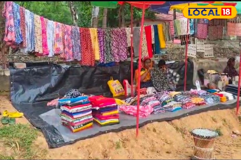 উদ্যোগতাদের বক্তব্য “সোনাঝুরি হাটের ঐতিহ্য ও শিল্প সংস্কৃতির ধারাকে বজায় রাখতেই এই ই-হাটের শুরু। এখানে শিল্পীদের জন্য যেমন বিক্রির সুযোগ থাকছে, তেমনি পর্যটকদের জন্যও এক নতুন সাংস্কৃতিক পরিবেশ।” এই হাট এখন থেকে প্রত্যেক রবিবার বিকেল ৩টা থেকে সন্ধ্যা ৬টা পর্যন্ত চলবে। সেখানে পাওয়া যাচ্ছে সোনাঝুরি হাটের মতোই মাটির ও কাঠের শিল্পকর্ম, কাঁথা ও গয়না, ঘর সাজানোর সামগ্রী স্থানীয় খাবারসহ নানা আকর্ষণ। ছবি ও তথ্য: সৌভিক রায়