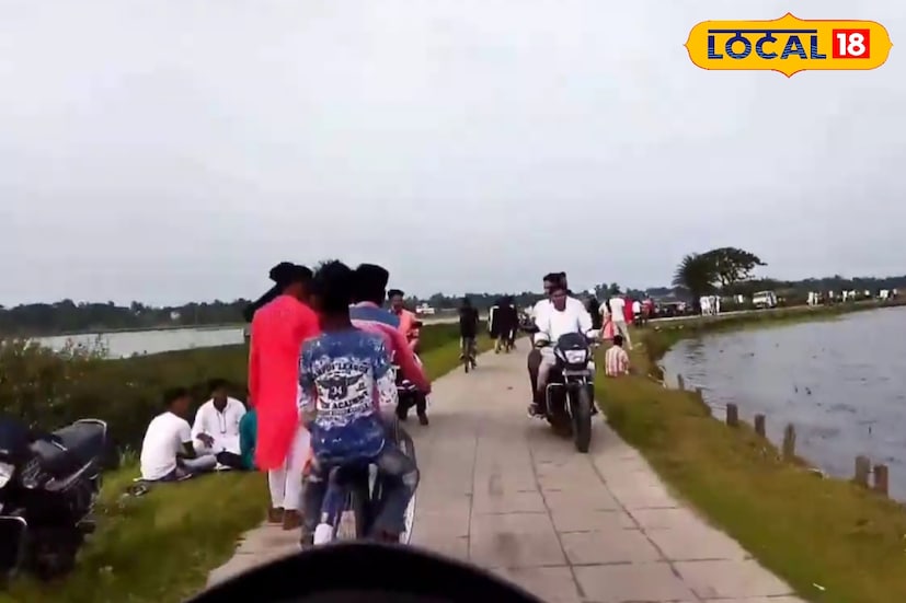 *বসিরহাটের কাছাকাছি অবস্থিত এই মনোরম জায়গাটি শীতের দুপুর-বিকেলে যেন আরও রূপসী হয়ে ওঠে। দু’দিকে জলবেষ্টিত দীর্ঘ রাস্তা, চারপাশে সবুজের আড়াল আর নরম রোদ—এই সব মিলিয়ে শীতের দিনে এখানে হাঁটতে হাঁটতে মনে হবে যেন সময় একটু ধীরে বইছে। তাই প্রেমিক-প্রেমিকা থেকে পরিবার কিংবা বন্ধুরা—সবাইয়ের কাছেই এটি হয়ে উঠছে প্রিয় আড্ডা ও ঘুরে দেখার স্থান।