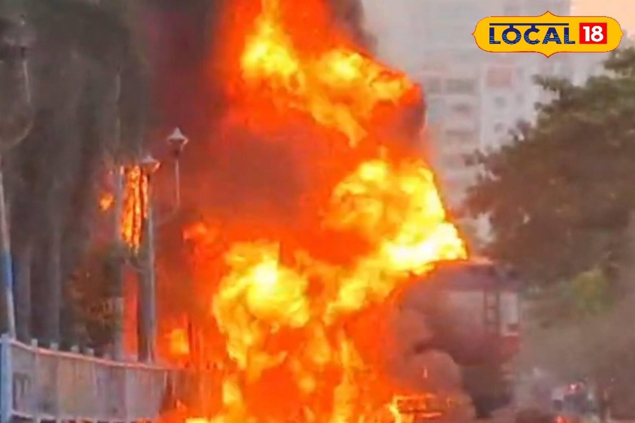 Fire Incident: নিউটাউনে পেট্রোল পাম্পের সামনে দাউ দাউ করে জ্বলল তেলের ট্যাঙ্কার! চালকের বুদ্ধিতে বাঁচল গোটা এলাকা