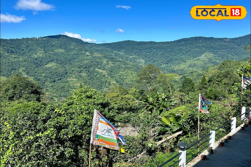 জলপাইগুড়ির মালবাজার থেকে মাত্র এক ঘন্টা দূরত্বে লাভা থেকে প্রায় ছয় কিলোমিটার দূরে অবস্থিত ছোট্ট পাহাড়ি গ্রাম দরখোলা। এখন ধীরে ধীরে পর্যটকদের নজর কেড়ে নিচ্ছে। কালিম্পং জেলার অরণ্য ও পাহাড় ঘেরা এই জনপদ একদিকে যেমন অফবিট ট্রাভেল পছন্দ করা মানুষদের স্বর্গ, তেমনই প্রকৃতিপ্রেমীদের জন্য নিঃসন্দেহে এক অপার আকর্ষণ। (ছবি ও তথ্য: ঋত্বিক ভট্টাচার্য) জলপাইগুড়ির মালবাজার থেকে মাত্র এক ঘন্টা দূরত্বে লাভা থেকে প্রায় ছয় কিলোমিটার দূরে অবস্থিত ছোট্ট পাহাড়ি গ্রাম দরখোলা। এখন ধীরে ধীরে পর্যটকদের নজর কেড়ে নিচ্ছে। কালিম্পং জেলার অরণ্য ও পাহাড় ঘেরা এই জনপদ একদিকে যেমন অফবিট ট্রাভেল পছন্দ করা মানুষদের স্বর্গ, তেমনই প্রকৃতিপ্রেমীদের জন্য নিঃসন্দেহে এক অপার আকর্ষণ। (ছবি ও তথ্য: ঋত্বিক ভট্টাচার্য)