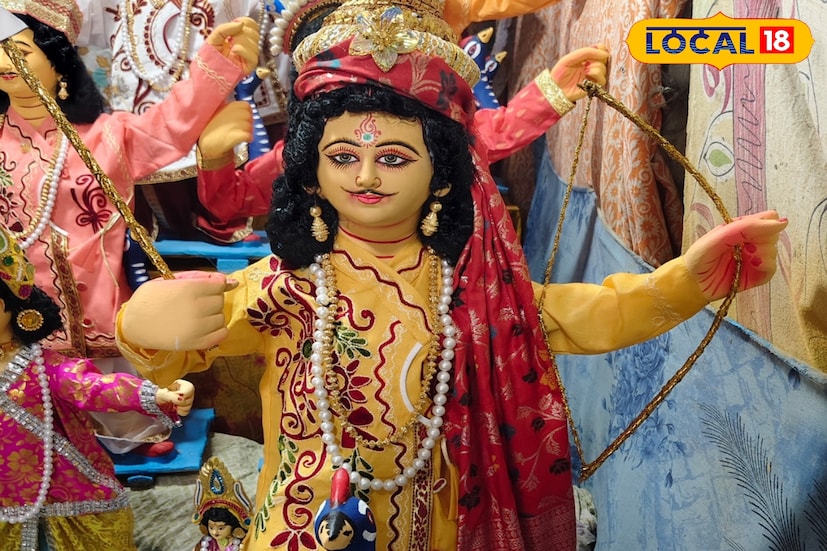 কার্তিক ঠাকুরের পছন্দের ফুল রক্তকরবী। যদি এই ফুল না পাওয়া যায় তা হলে সাদা বা হলুদ করবী দিয়েও পুজো করতে পারেন।