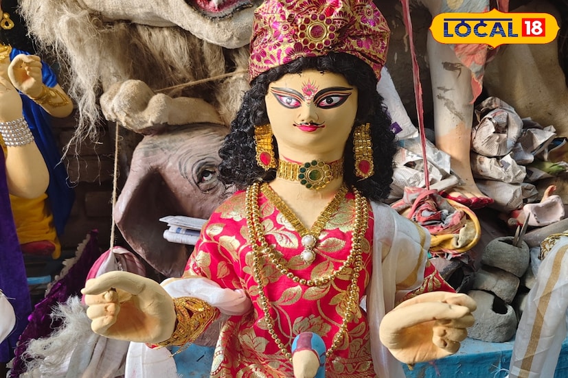 জ্যোতিষবীদ সুদীপ শাস্ত্রি জানাচ্ছেন, কার্তিক পুজোর দিন সকালবেলা তুলসী গাছের পুজো করুন। সন্ধ্যাবেলা তুলসী মঞ্চে একটা ঘিয়ের প্রদীপ জ্বালুন।