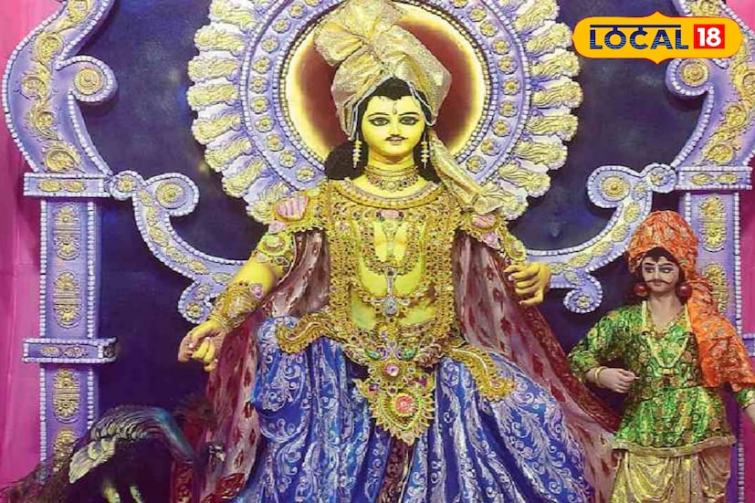 পুজোর সময় অবশ্যই একটা বাঁশি, তীর-ধনুক এবং ময়ূরের পালক ঠাকুরের কাছে রাখবেন। ঠাকুরের সামনে রাখা ময়ূরের পালক পুজো শেষ হয়ে গেলে আপনার সন্তানের বিদ্যার স্থানে রেখে দিন। এর ফলে পড়াশোনায় মনোযোগ বৃদ্ধি পায়।