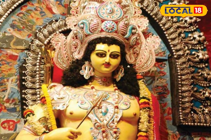 কার্তিক পুজোয় ঠাকুরকে পাঁচটা গোটা ফল নিবেদন করুন। এ ছাড়া সম্ভব হলে পায়েস ভোগ নিবেদন করুন। কার্তিককে কিন্তু অনেকে মঙ্গলের কারক মনে করেন। তাই কার্তিকের আরাধনায় মঙ্গলের অশুভ প্রভাব দূর হয়। সূর্য যখন শুক্রের রাশি তুলা থেকে মঙ্গলের রাশি বৃশ্চিকে যায় তখনই কিন্তু কার্তিক পুজো হয়।