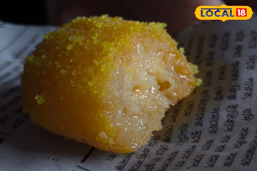 ভিতর থেকে রসে টইটুম্বুর। দেখলেই জিভে জল চলে আসবে। অসম্ভব সুন্দর স্বাদ। সোনামুখী শহর ঢুকলেই প্রতিটা মিষ্টির দোকানে পেয়ে যাবেন এই মিষ্টি। যদি সকাল সাতটা নাগাদ আসতে পারেন, তাহলে দেখতে পাবেন মিষ্টির প্রস্তুতি। দাম মাত্র ৫-৬ টাকা।